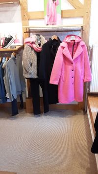 Teddymantel in pink von &quot;Frieda+Freddies&quot;, Tuchmantel in marine von &quot;White Label&quot;, Teddykurzjacke von &quot;White Label&quot;